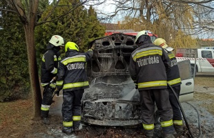 Kigyulladt egy autó motortere, hárman oltották a tüzet