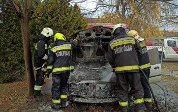 Kigyulladt egy autó motortere, hárman oltották a tüzet