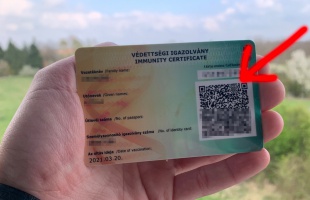 Elrejtettek valamit az oltási igazolvány QR-kódjában