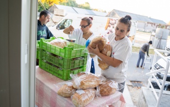 150 kiló kenyéradomány érkezett a hajléktalanközpontba