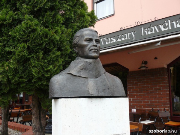 Vaszary-szobrunk 45 éves