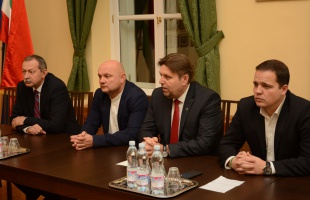 Jelentősen emelkednek jövőre a bérek