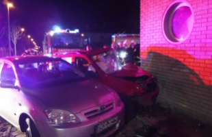 Egy üzlet falába csapódott egy autó a Cserben