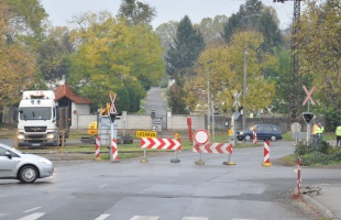 Lezárták a tüskevári vasúti átkelőt