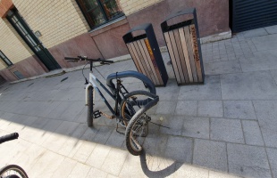 Tudja valaki, hogy mióta áll a vasútállomásnál ez a bicikli?