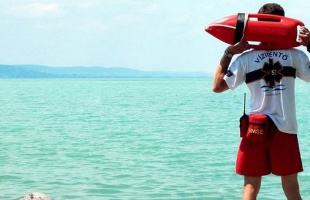 Bajbajutottakat mentettek a Balatonon