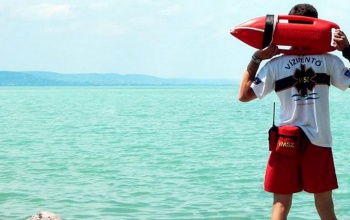 Bajbajutottakat mentettek a Balatonon
