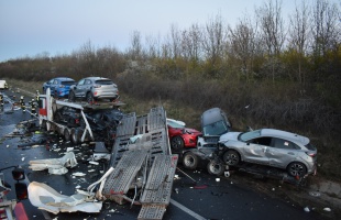 Durva baleset volt szerdán az M7-es autópályán: egy tehergépkocsi és egy autókat szállító kamion ütközött