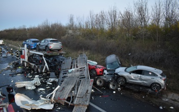 Durva baleset volt szerdán az M7-es autópályán: egy tehergépkocsi és egy autókat szállító kamion ütközött