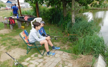 Munka helyett kikapcsolódtak, főztek és horgásztak, meg a paintball
