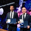 Kapu Tibor kutatóűrhajós (b) és Cserényi Gyula tartalékos kutatóűrhajós a 2025-ös magyar űrrepülés tiszteletére készült emlékérme kibocsátása alkalmából tartott budapesti ünnepségen a Magyar Nemzeti Bank (MNB) Teátrumában (Fotó: MTI/Kovács Attila)