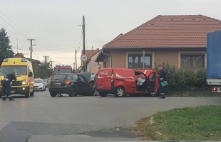 Baleset Kaposváron: két autó karambolozott a Bem utcában
