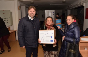 Kisgyermekes családok kaptak ajándékot, ezután havonta fognak kapni