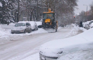 Figyeljünk a parkolásra, hogy a szűk utcában is elférjen a hótoló és a sószóró!