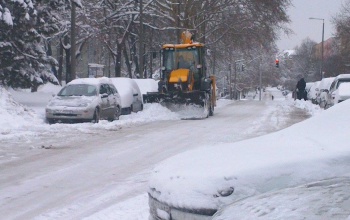 Figyeljünk a parkolásra, hogy a szűk utcában is elférjen a hótoló és a sószóró!