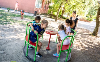 Tanszergyűjtéssel és családi matinével avatták újjá a játszóteret