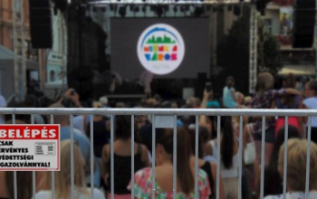 Kordonnal zárják el a színpad előtti teret a Miénk a város fesztiválon