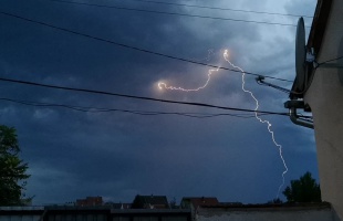Villámok szinezték ki az eget szombat este