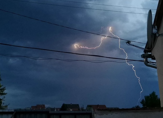 Villámok szinezték ki az eget szombat este