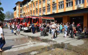 Ifjú tűzoltók lepték el a laktanyákat