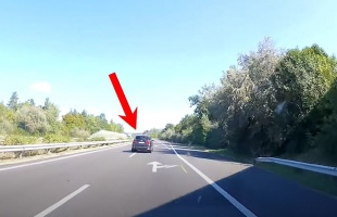 Semmibe vette az autós a munkaterületre figyelmeztető korlátozásokat az M7-esen