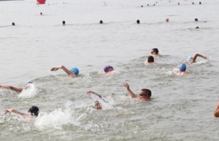Immár biztos: szombaton Balaton-átúszás!