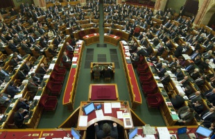 A költségvetésről és a vasárnapi pihenőnapról is szavaz parlament