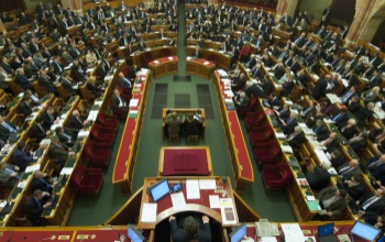A költségvetésről és a vasárnapi pihenőnapról is szavaz parlament