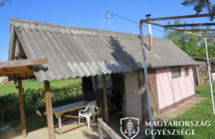 Kórházban fekvő idős asszonytól csalta ki az aranygyűrűt