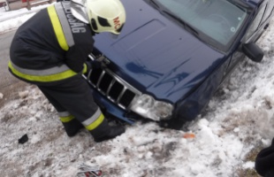 Kerekét törte az árokba borult autó