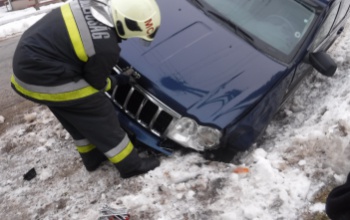 Kerekét törte az árokba borult autó