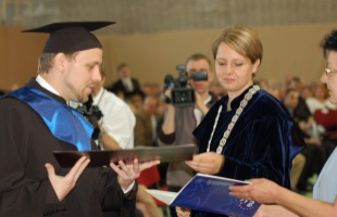 Új diplomás fiatalok az egyetemen
