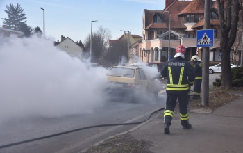 A tűzoltóság közelében gyulladt ki egy autó Kaposváron