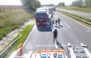 Kigyulladt egy kamion az autópályán