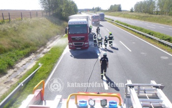 Kigyulladt egy kamion az autópályán