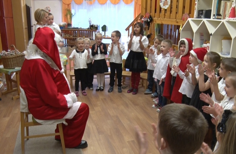Csillogó szemek: megérkezett a Mikulás az óvódákba