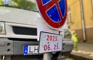 Parkolókat zárnak le szerdán a Kossuth Lajos utcában