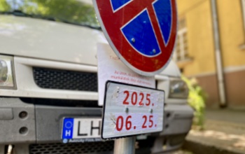Parkolókat zárnak le szerdán a Kossuth Lajos utcában