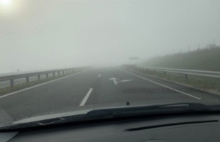 Sűrű a köd, óvatosan az utakon!
