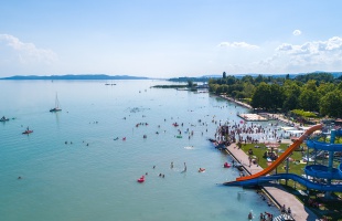Balatonfenyvesen a legnagyobb vízicsúszdáról csobbanhatnak a vízbe a gyerekek