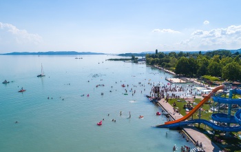 Balatonfenyvesen a legnagyobb vízicsúszdáról csobbanhatnak a vízbe a gyerekek