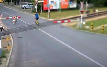 Napi bátor: A kamera szeme láttára törte le a fénysorompót egy fiatal férfi