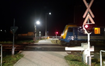 Kerékpárral törte le a félsorompót – keresik a rendőrök