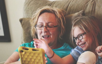 Régen természetes volt magázni a szülőket, manapság már repül a szevasz a dédinek is