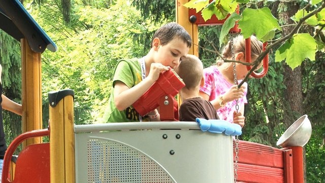 Gyermekmosoly: új játszótér a Berzsenyi parkban