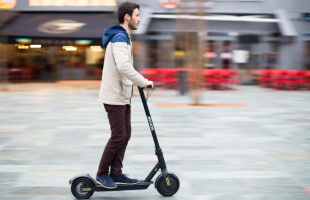 Jogosítványhoz kellene kötni az elektromos rollerek használatát