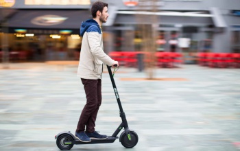 Jogosítványhoz kellene kötni az elektromos rollerek használatát