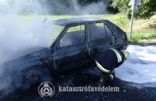 Kigyulladt egy autó Bárdudvarnoknál