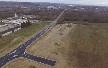 Tanműhely és munkahely egymás mellett épül a 610-es út mentén