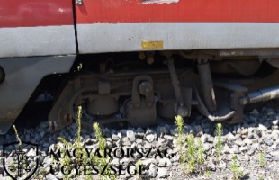 Kisiklatta a vonatot a kapkodó vasutas